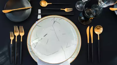 Dinner party and restaurant etiquette examples | A table setting