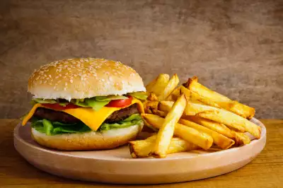 Toronto takeout and wine pairings | Cheeseburger and Fries Toronto takeout and wine pairings | Cheeseburger and Fries