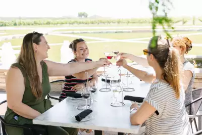 Trius Winery | A group of friends dining on the patio at Trius Winery Trius Winery | A group of friends dining on the patio at Trius Winery