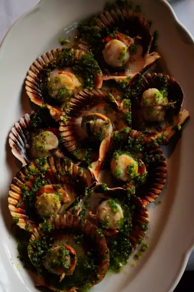 Casa Rubia | Scallops still in the shell in uni butter