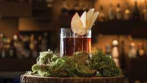 Christmas cocktails and winter drinks to make this season | Applehattan cocktail from the Shangri-La hotel in Toronto Christmas cocktails and winter drinks to make this season | Applehattan cocktail from the Shangri-La hotel in Toronto