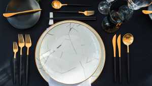 Dinner party and restaurant etiquette examples | A table setting Dinner party and restaurant etiquette examples | A table setting