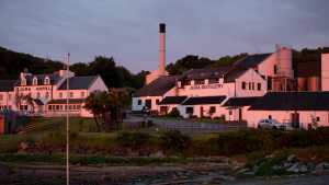 Jura whisky | Isle of Jura Distillery Co. at sunset Jura whisky | Isle of Jura Distillery Co. at sunset