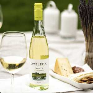 Aveleda Fonte Vinho Verde white with cheese and crackers Aveleda Fonte Vinho Verde white with cheese and crackers