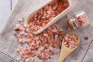 Himalayan pink salt on a linen cloth Himalayan pink salt on a linen cloth