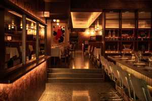 Linny's | The entryway and bar area at Linny's