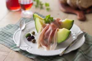Summer wine | Prosciutto-wrapped melon and marinated olives Summer wine | Prosciutto-wrapped melon and marinated olives