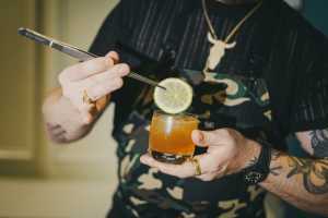 Toronto Cocktail Festival | A bartender tweezes a slice of lime onto a cocktail