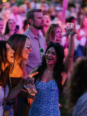 Trius Winery | A group of friends enjoy a concert at Trius Winery