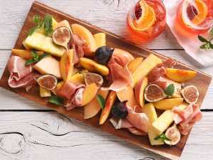 Prosciutto di Parma PDO and Grana Padano PDO cheese | Fruit platter with Prosciutto di Parma PDO