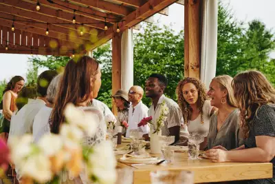 Outdoor dining experiences in Canada | People dining at Les Cocagnes in Frelighsburg, Q.C.