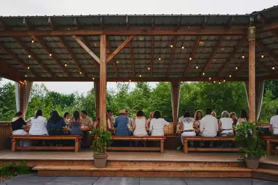 Outdoor dining experiences in Canada | People dining under the pergola at Les Cocagnes in Frelighsburg, Q.C.