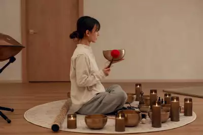 Best caf&eacute;s and coffee shops in Toronto | Someone performing sound healing therapy at Denovia