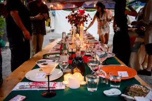 Supper clubs in Toronto | A set table adorned with flowers at Jeudr3di Supper clubs in Toronto | A set table adorned with flowers at Jeudr3di
