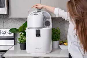 Removing the bucket from the FoodCycler by Vitamix Eco 5 Removing the bucket from the FoodCycler by Vitamix Eco 5
