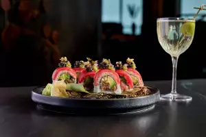 Aera | Creamy tuna crunch roll with caviar Aera | Creamy tuna crunch roll with caviar