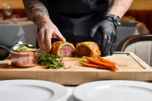 Black and Blue steakhouse Toronto | Opening a beef wellington at Black and Blue Black and Blue steakhouse Toronto | Opening a beef wellington at Black and Blue