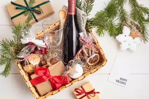Christmas gift ideas for foodies | A gift basket full of treats and a bottle of wine