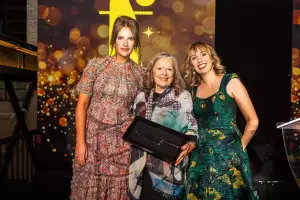 The 2024 foodism ICON Awards | Donna Dooher receiving an award at the foodism ICON Awards The 2024 foodism ICON Awards | Donna Dooher receiving an award at the foodism ICON Awards
