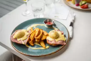White vs brown Eggs | Traditional eggs Benny at OEB Breakfast Co. White vs brown Eggs | Traditional eggs Benny at OEB Breakfast Co.
