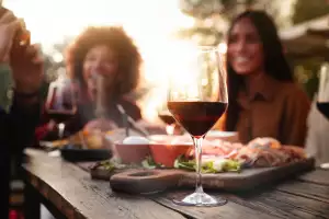 Barbecue drinks | A glass of wine on a table at a barbecue