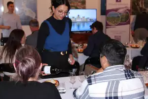 Ontario wine | Brittany Sabourin pouring wine for participants Ontario wine | Brittany Sabourin pouring wine for participants