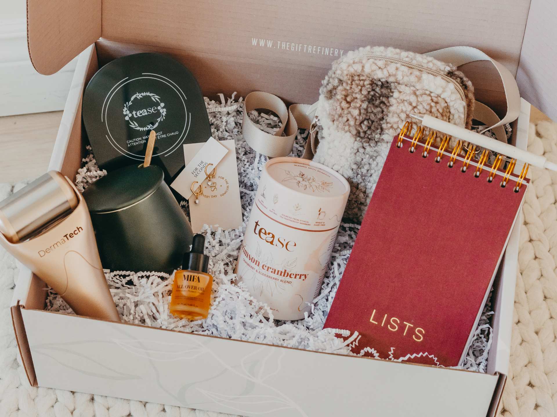 Canadian gift boxes | The Gift Refinery Hello Winter Box Canadian gift boxes | The Gift Refinery Hello Winter Box