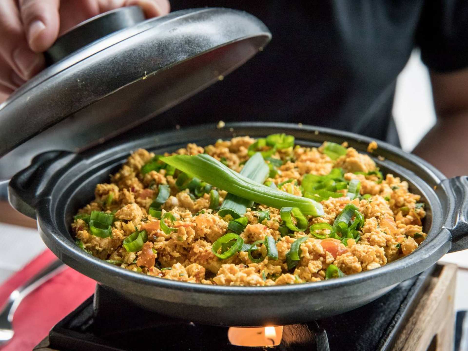 Khau Gully vegan menu | Scramble in a black pot at Khau Gully restaurant Khau Gully vegan menu | Scramble in a black pot at Khau Gully restaurant