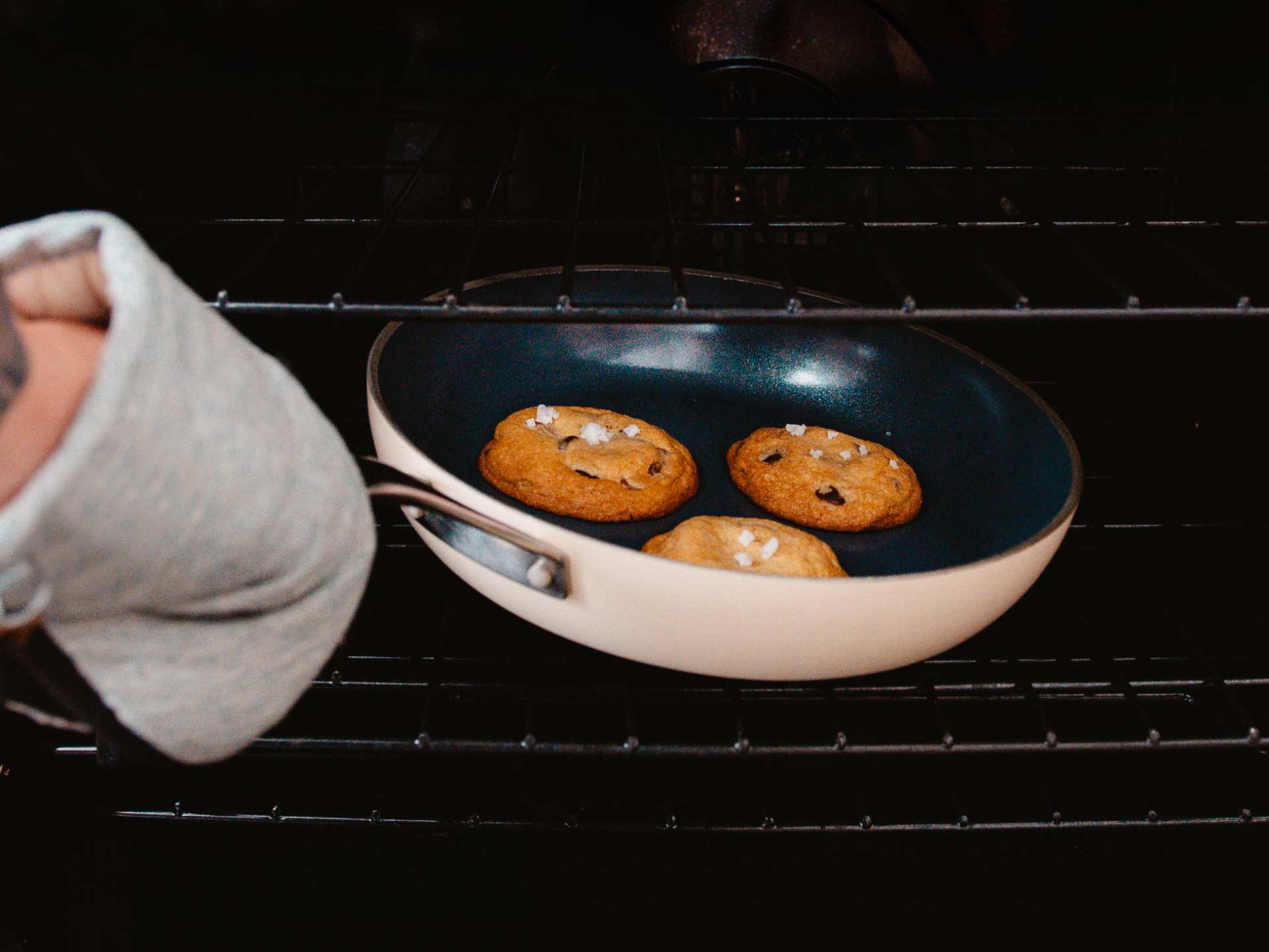 Kilne Everything Pan with cookies coming out of the oven Kilne Everything Pan with cookies coming out of the oven