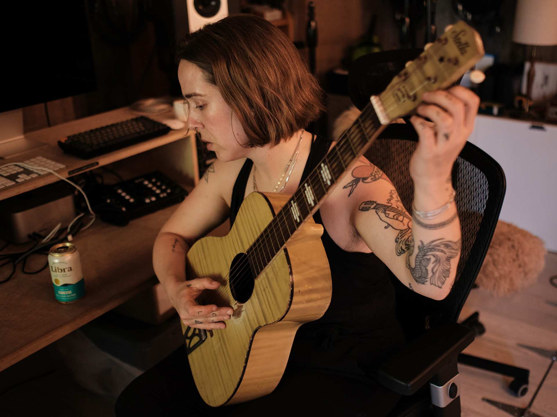 Serena Ryder tuning her guitar with a can of Libra Serena Ryder tuning her guitar with a can of Libra