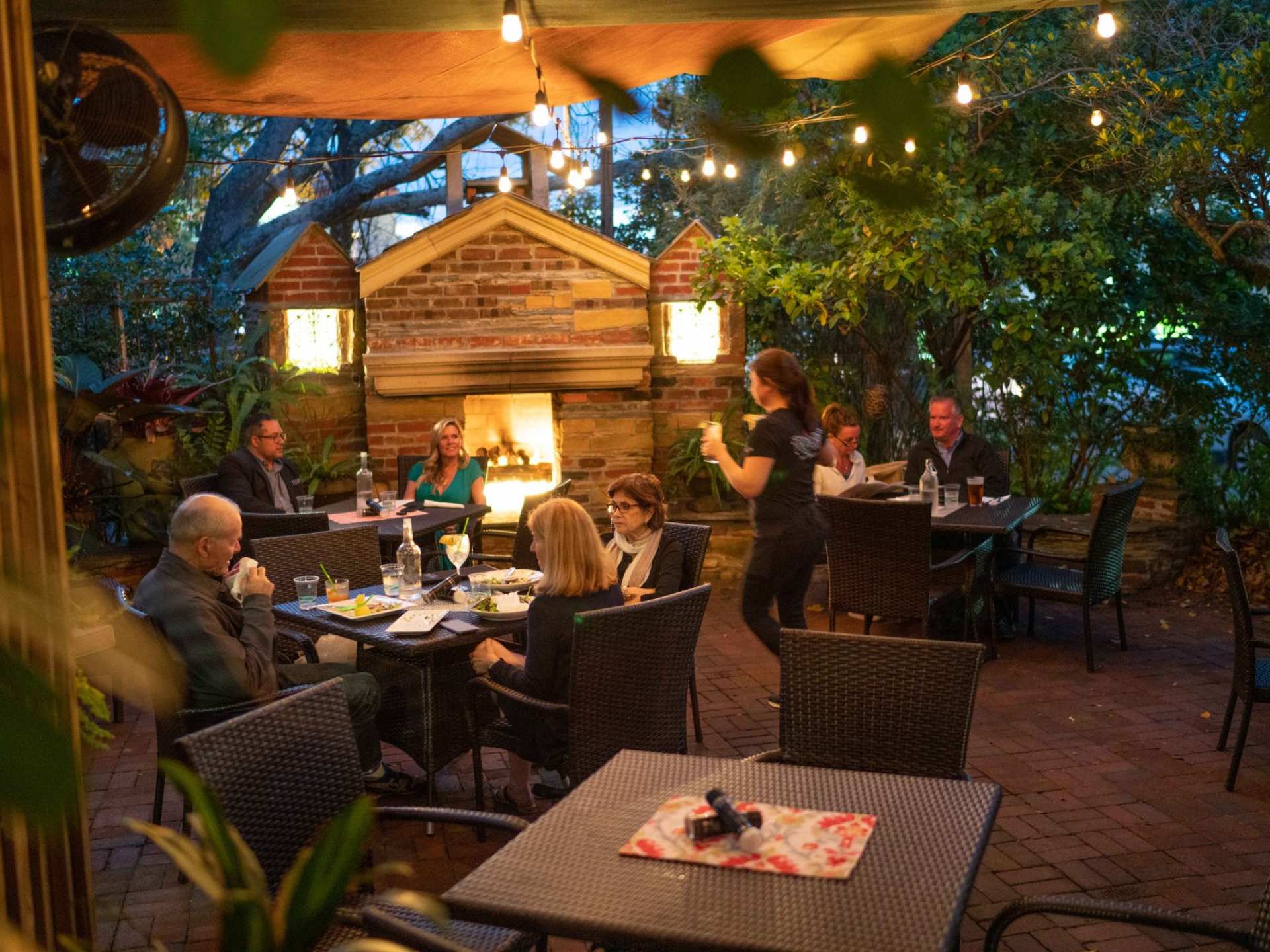 Guests enjoying a dinner al fresco on Amelia Island Guests enjoying a dinner al fresco on Amelia Island
