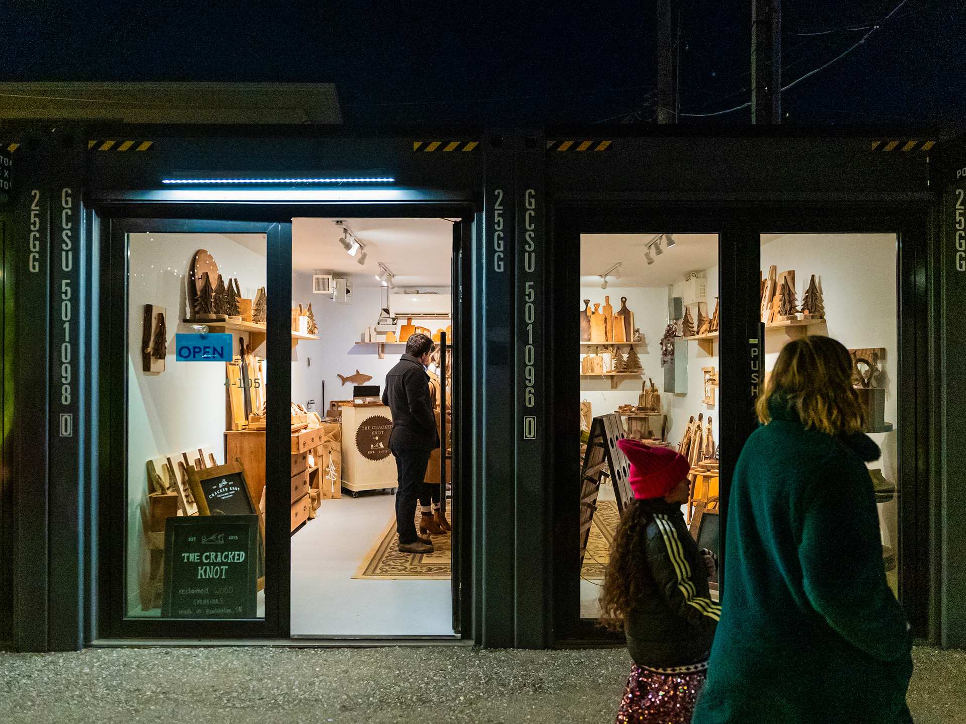 Christmas bars and markets in Toronto | Shopping at Stackt Holiday Hills