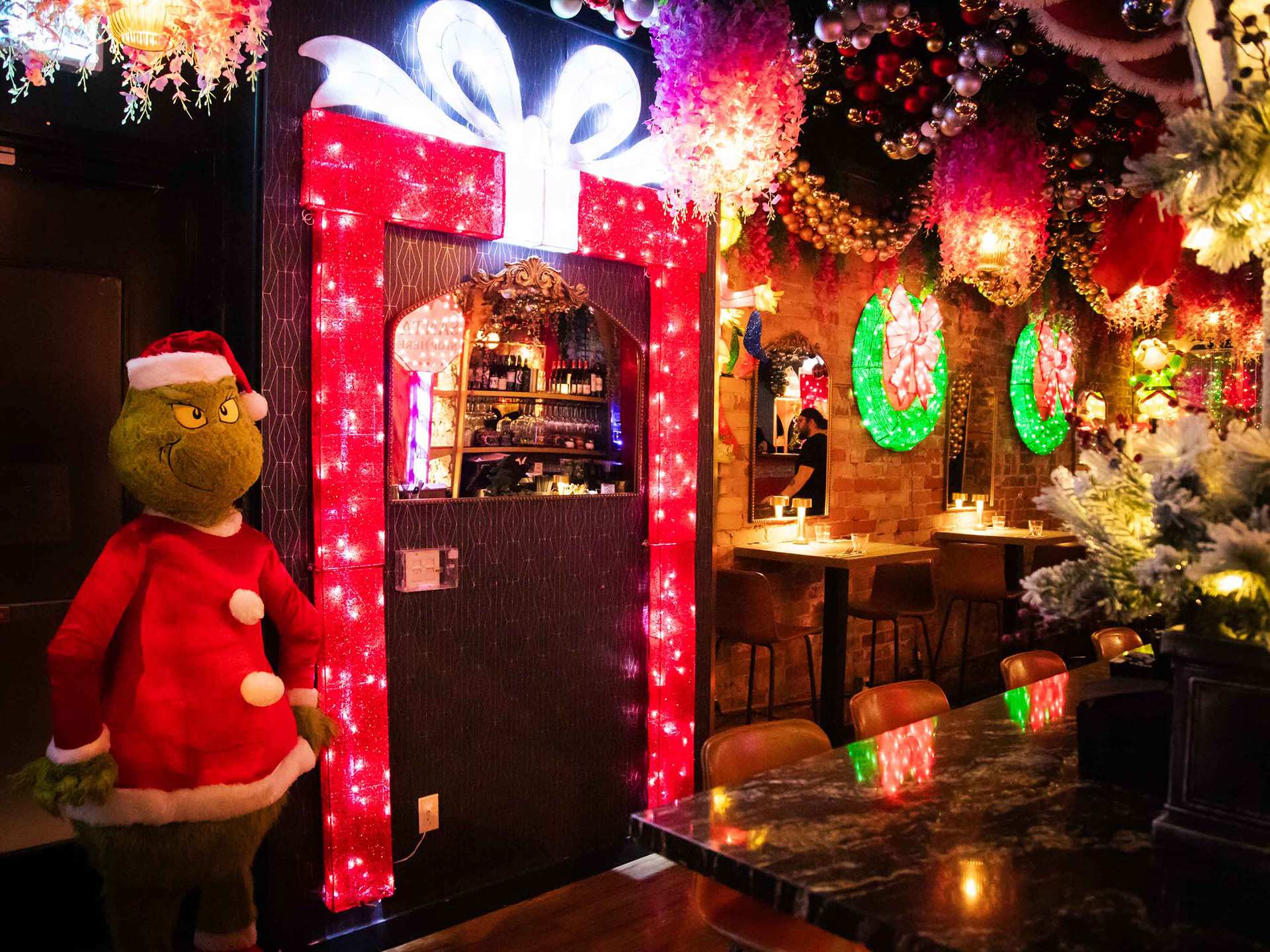 The best Christmas bars and Christmas markets in Toronto | The decorations inside Aleria