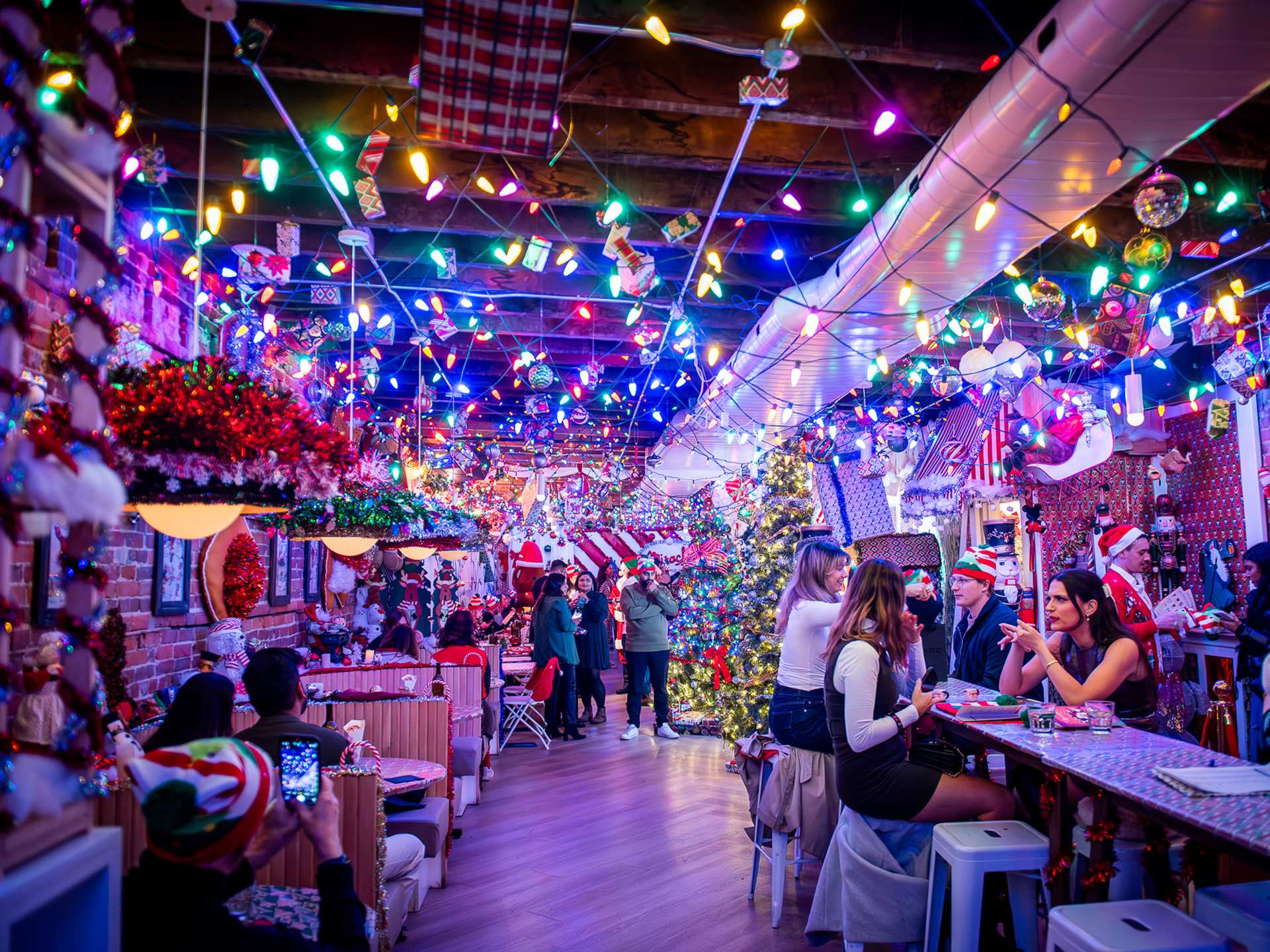The best Christmas bars and Christmas markets in Toronto | The festive decor at Miracle
