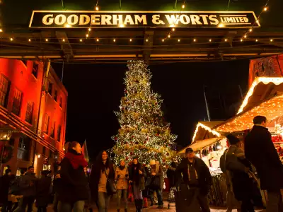 Toronto Christmas markets | The tree at night at the Distillery Winter Village Toronto holiday pop-up