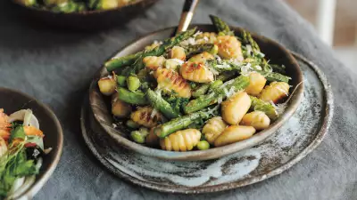 Family: New Vegetarian Comfort Food to Nourish Every Day by Hetty McKinnon