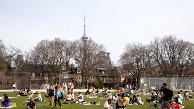 Things to do in Toronto this April 2021 | People sitting in Trinity Bellwoods Park