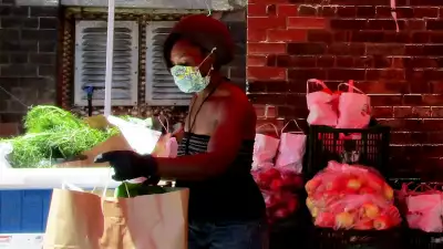 The freshest farmers&rsquo; markets in Toronto | Bagging up groceries at the Dufferin Grove Farmers&rsquo; Market
