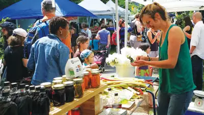 The freshest farmers&rsquo; markets in Toronto | People shop at the Dufferin Grove Farmers&rsquo; Market