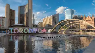 Things to do in Toronto this August 2021 | The Toronto sign and fountain in Nathan Phillips Square