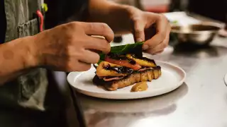 Henry's wine bar | Chef plates a pepper dish