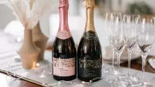 Trius Winery sparkling wine | A bottle of Trius Brut Rosé and Trius Brut sit on a table next to champagne flutes
