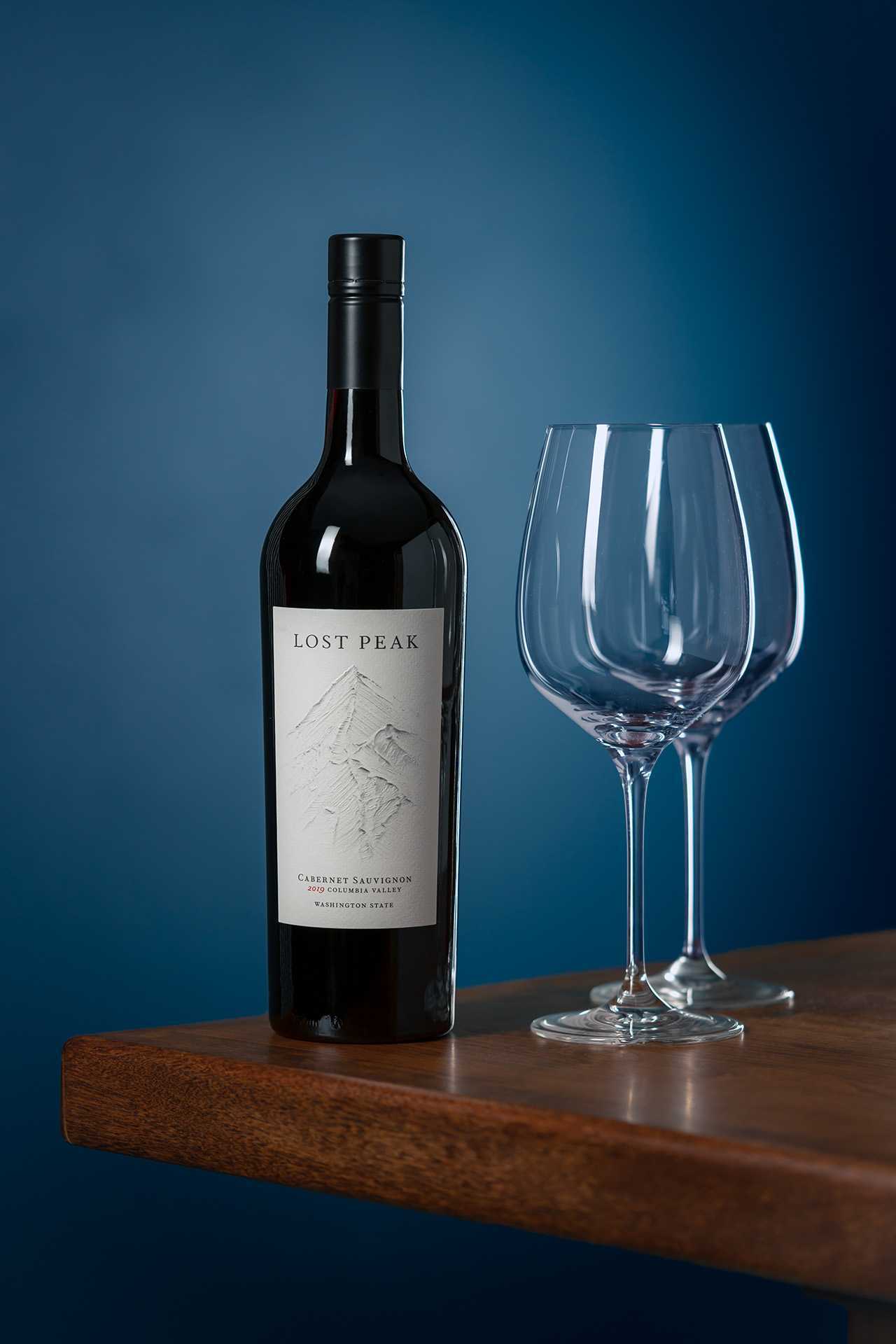 Lost Peak | Lost Peak wine with two glasses Lost Peak | Lost Peak wine with two glasses