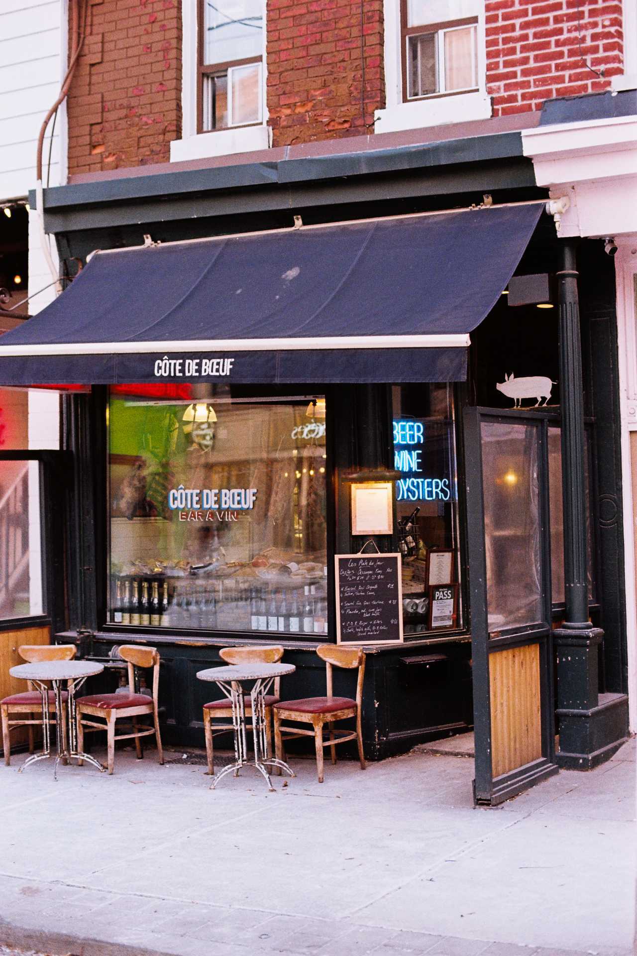 Romantic restaurants in Toronto | Outside Côte de B&oelig;uf on Ossington