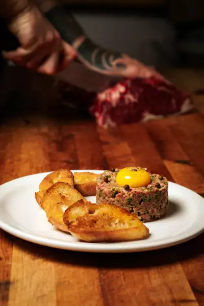 Romantic restaurants in Toronto | Beef tartare at Côte de B&oelig;uf on Ossington