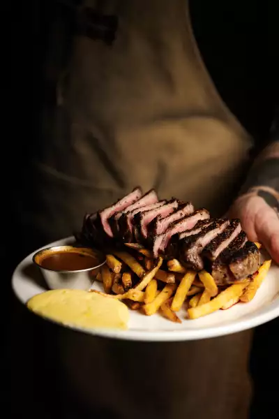 Romantic restaurants in Toronto | Steak at Côte de B&oelig;uf on Ossington