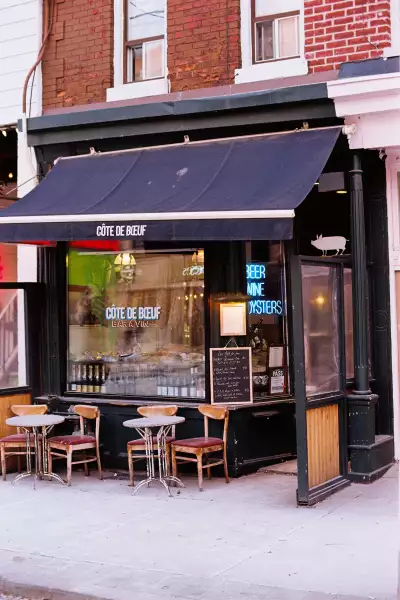Romantic restaurants in Toronto | Outside Côte de B&oelig;uf on Ossington