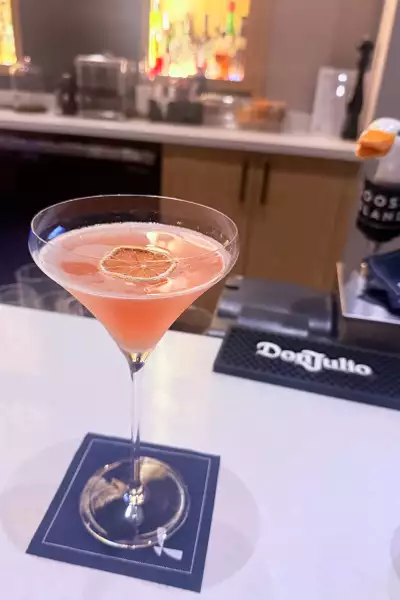 Friday Harbour's Lake Club Restaurant | cocktail at the bar
