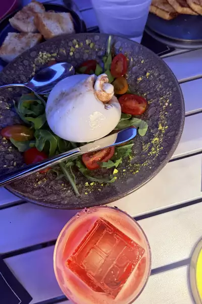 Friday Harbour's Lake Club Restaurant | burrata salad and cocktails