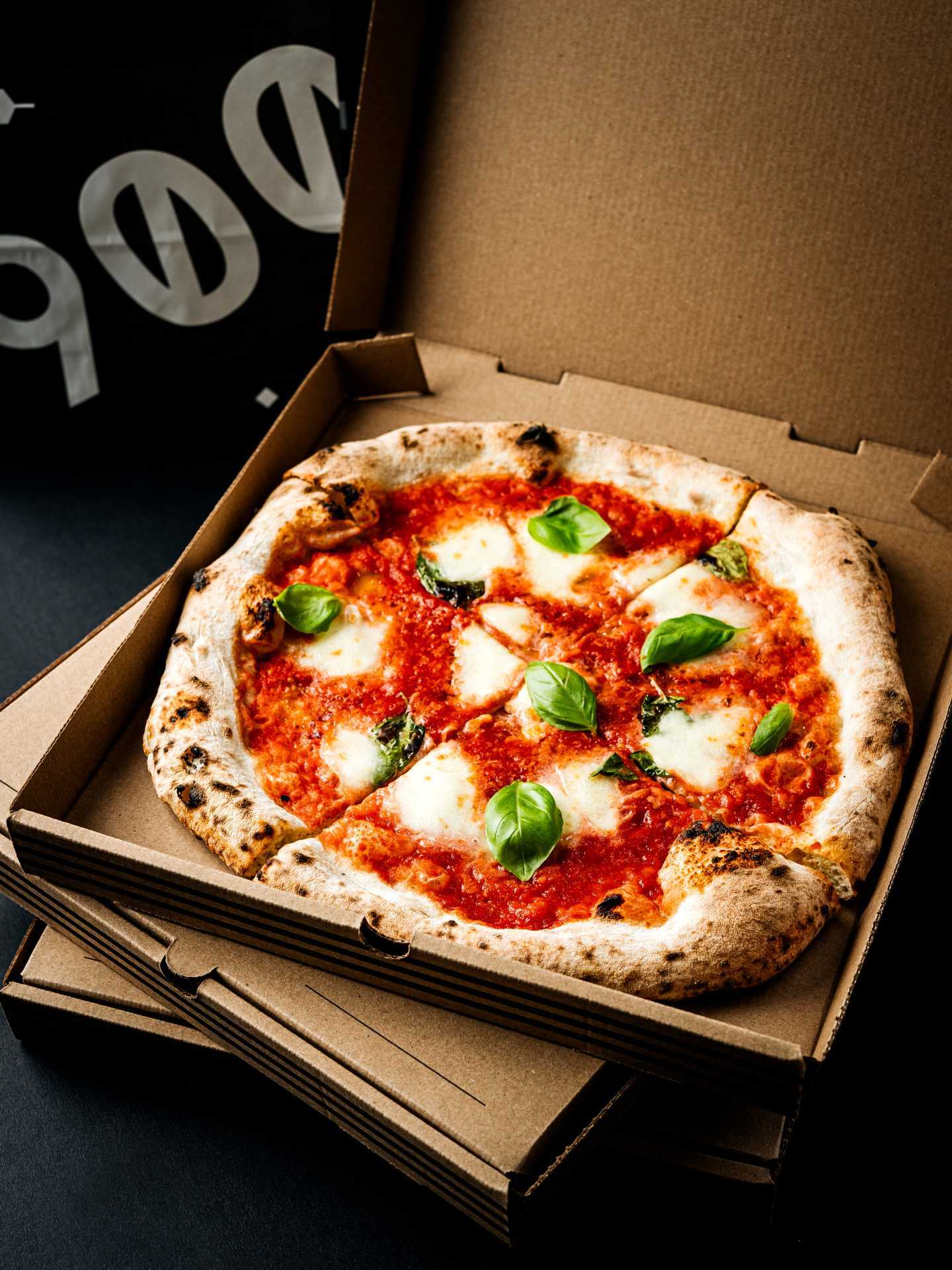 New restaurants Toronto | A whole margherita pizza at Pizzeria 900